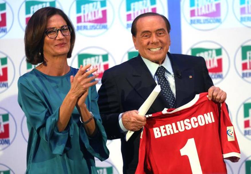 Maria Stella Gelmini al fianco di Silvio Berlusconi, che mostra la divisa ufficiale del Monza. ANSA